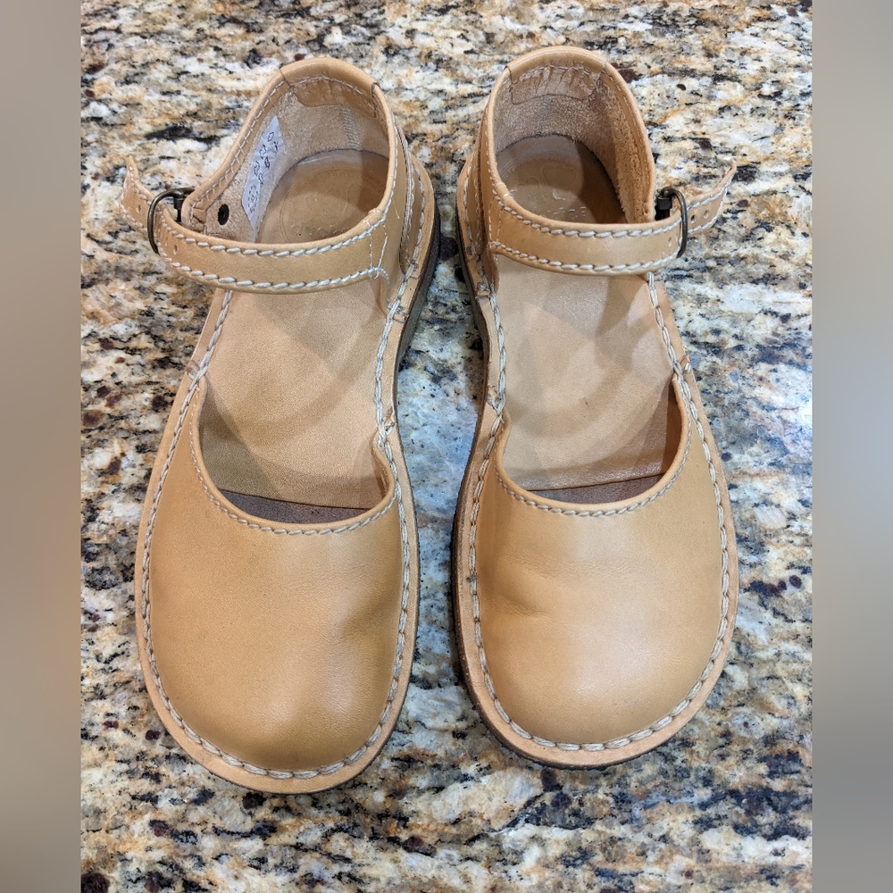 Duckfeet Mary Jane Mols Bio 39
